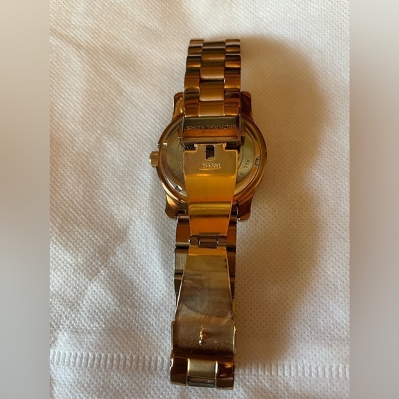Michael Kors rose gold-Tone watch Swarovski crystals. Brown mother of pearl dial